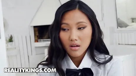 La secrétaire asiatique sait que son patron regarde ses fesses... et ça la rend très excitée