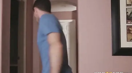 Il ne s'attend pas à trouver sa mère plantureuse nue dans sa chambre.