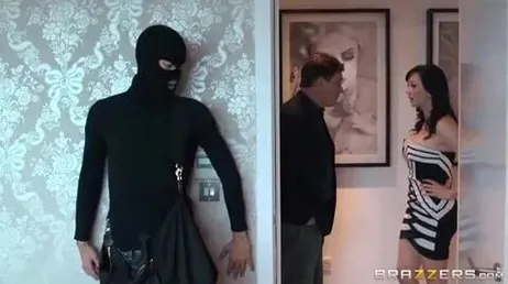 Tjuven tar tillfället i akt att knulla den attraktiva mogna kvinnan bakom hennes mans rygg