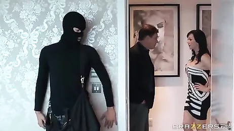 Tjuven tar tillfället i akt att knulla den attraktiva mogna kvinnan bakom hennes mans rygg