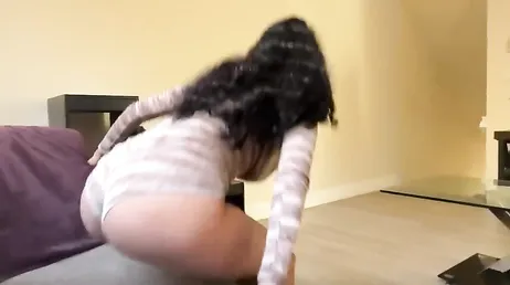 Ma copine est accrochée à son téléphone toute la journée... voyons si elle le pose et si on baise un moment.