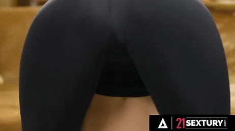 Sie macht eine Pause vom Yoga, um den Schwanz ihres Freundes in ihren Arsch zu nehmen