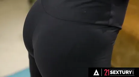 Sie macht eine Pause vom Yoga, um den Schwanz ihres Freundes in ihren Arsch zu nehmen