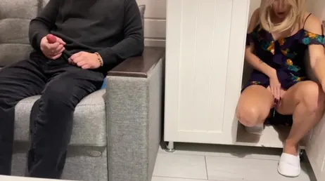 Elle rentre à la maison et surprend le frère de son petit ami en train de se branler.