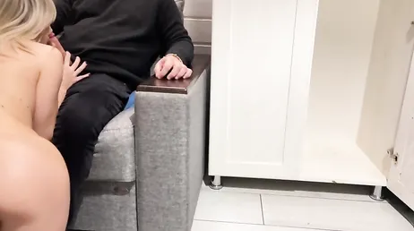 Elle rentre à la maison et surprend le frère de son petit ami en train de se branler.