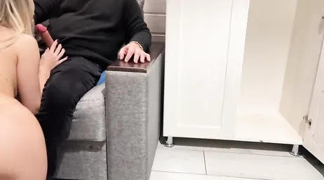 Elle rentre à la maison et surprend le frère de son petit ami en train de se branler.