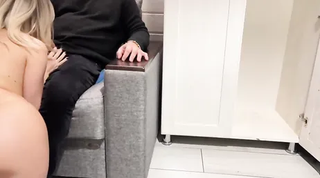 Elle rentre à la maison et surprend le frère de son petit ami en train de se branler.
