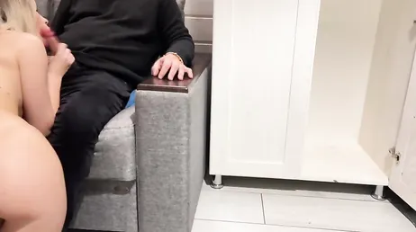 Elle rentre à la maison et surprend le frère de son petit ami en train de se branler.