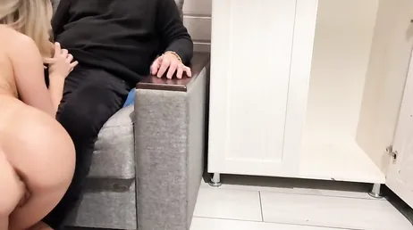 Elle rentre à la maison et surprend le frère de son petit ami en train de se branler.