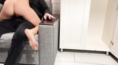 Elle rentre à la maison et surprend le frère de son petit ami en train de se branler.