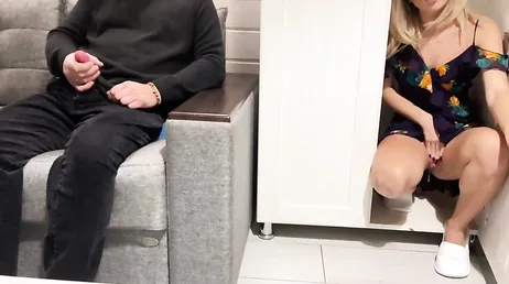 Elle rentre à la maison et surprend le frère de son petit ami en train de se branler.