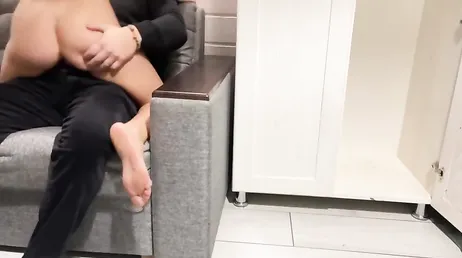 Elle rentre à la maison et surprend le frère de son petit ami en train de se branler.