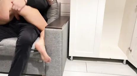Elle rentre à la maison et surprend le frère de son petit ami en train de se branler.