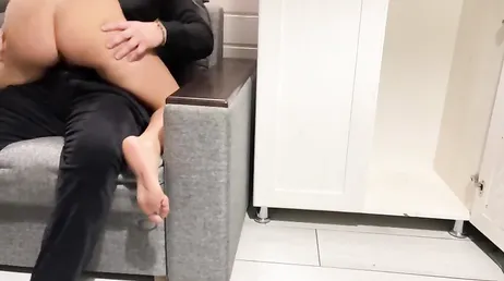 Elle rentre à la maison et surprend le frère de son petit ami en train de se branler.