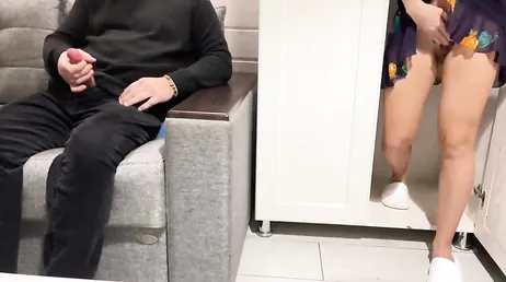 Elle rentre à la maison et surprend le frère de son petit ami en train de se branler.