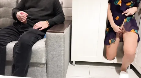 Elle rentre à la maison et surprend le frère de son petit ami en train de se branler.