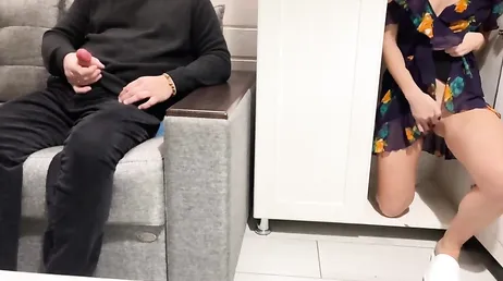 Elle rentre à la maison et surprend le frère de son petit ami en train de se branler.