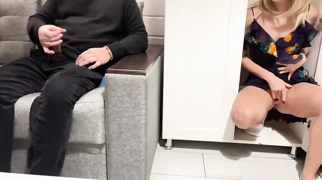 Elle rentre à la maison et surprend le frère de son petit ami en train de se branler.
