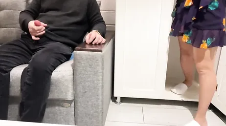 Elle rentre à la maison et surprend le frère de son petit ami en train de se branler.
