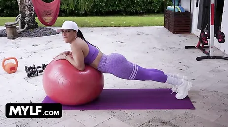 Esta mulher casada e infiel está esperando seu lindo personal trainer desta forma sexy.