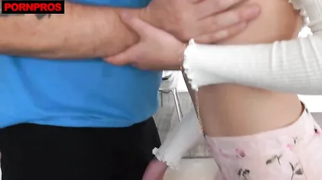 Ce plombier a l'air un peu gay, putain, il ne veut presque pas me baiser !!