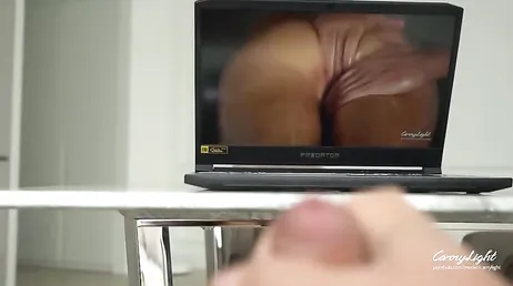 Veo a mi madrastra agacharse en la cocina y menuda polla se me pone