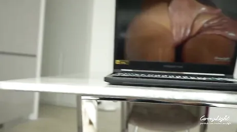 Veo a mi madrastra agacharse en la cocina y menuda polla se me pone