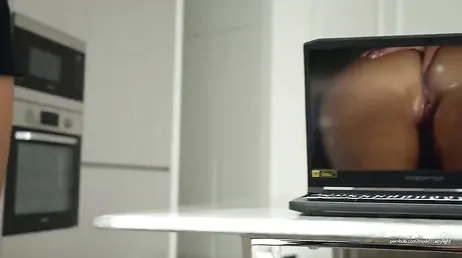 Veo a mi madrastra agacharse en la cocina y menuda polla se me pone