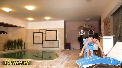Una donna matura e attraente si incontra con un ventenne in una spa club