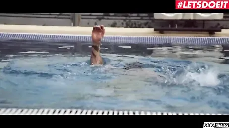 El chico de la reforma finge que se ahoga en la piscina para seducir a la señora
