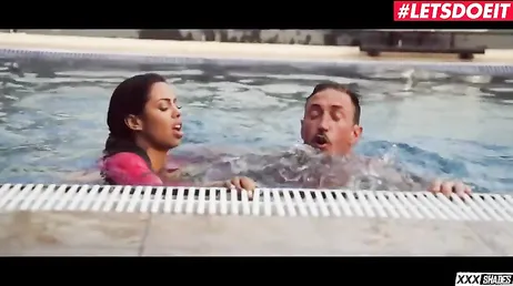 El chico de la reforma finge que se ahoga en la piscina para seducir a la señora