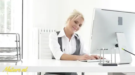 La secretaria aprovecha que está sola en la oficina para mirar videos porno!