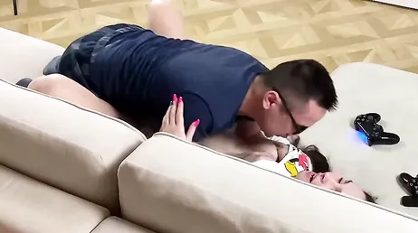 Lassés de jouer autant sur la PlayStation, ils décident de faire une pause et de commencer à baiser.