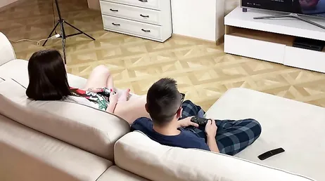 Lassés de jouer autant sur la PlayStation, ils décident de faire une pause et de commencer à baiser.
