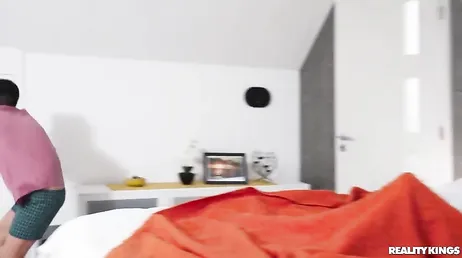 Der Schwanz meines Stiefbruders schaut aus seiner Unterwäsche heraus: wie groß er ist!!