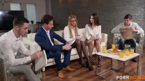 La reunión de trabajo con los jefes termina en una orgia increible: qué vicio