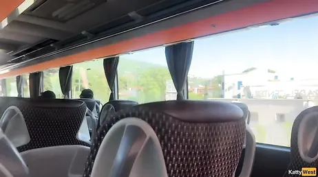 Un pervertido en el autobus se saca la polla y se masturba en su presencia