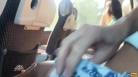 Un pervertido en el autobus se saca la polla y se masturba en su presencia