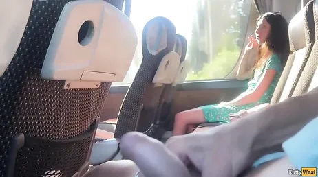 Un pervertido en el autobus se saca la polla y se masturba en su presencia