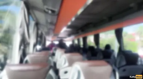 Un pervertido en el autobus se saca la polla y se masturba en su presencia