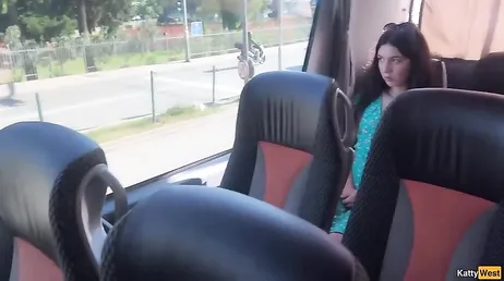Un pervertido en el autobus se saca la polla y se masturba en su presencia