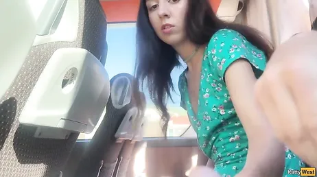 Un pervertido en el autobus se saca la polla y se masturba en su presencia