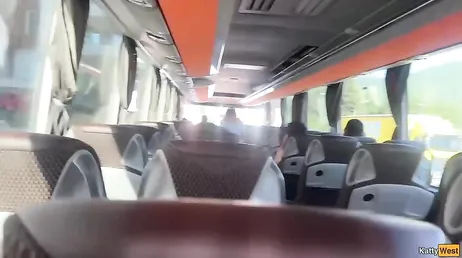 Un pervertido en el autobus se saca la polla y se masturba en su presencia