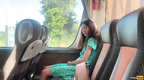 Un pervertido en el autobus se saca la polla y se masturba en su presencia