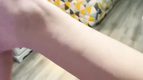 Il surprend sa petite amie en string dans la cuisine et finit par jouir en elle
