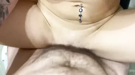 Il surprend sa petite amie en string dans la cuisine et finit par jouir en elle