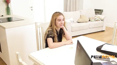 A espanhola Irina Love está de volta e exige um pau grande :)