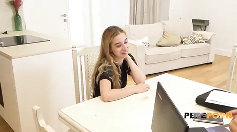 A espanhola Irina Love está de volta e exige um pau grande :)