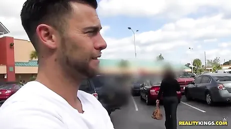 Non so se sta parlando con suo marito, ma non vedo l'ora che riattacchi!