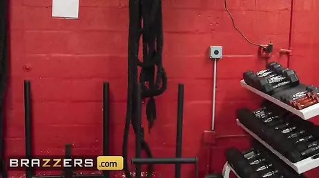 Uma garota na academia parece ter a virilha manchada com secreção vaginal...!!